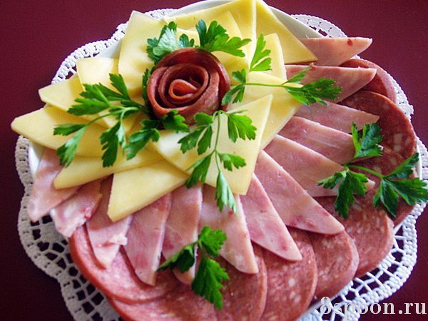 Красивая нарезка колбасы и сыра
